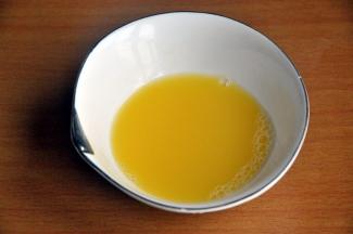 10克蛋黄加30克清水、1克盐、糖A，混合成蛋黄水。