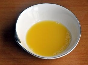 10克蛋黄加30克清水、1克盐、糖A，混合成蛋黄水。