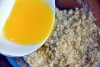 倒入蛋黄水。
