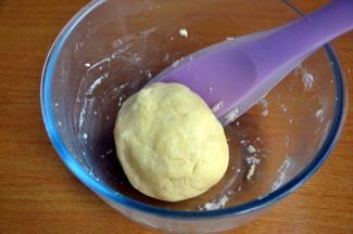 倒入蛋黄液，揉成面团。