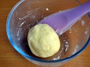 倒入蛋黄液，揉成面团。
