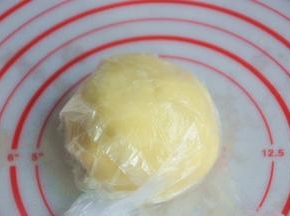 将面团装入保鲜膜，放入冰箱冷藏1小时以上。