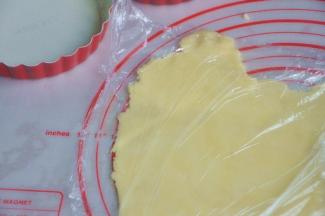 在面团上下各放一个保鲜膜，隔着保鲜膜将面团擀开。