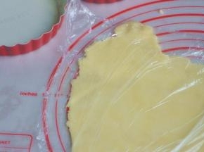 在面团上下各放一个保鲜膜，隔着保鲜膜将面团擀开。