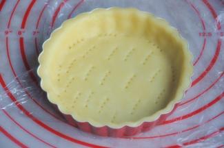 用叉子或者牙签在派皮上扎上小孔，避免在烤的过程上派皮膨胀。