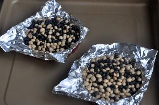 在派皮上放锡纸，压上石子或者豆子。