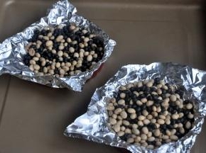 在派皮上放锡纸，压上石子或者豆子。