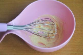 将软化的黄油B用手动打蛋器抽打至乳霜状。