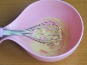 将软化的黄油B用手动打蛋器抽打至乳霜状。