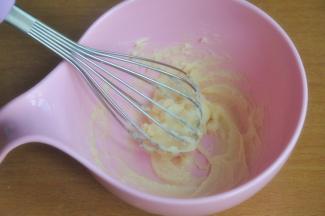 加入糖粉B，抽打均匀。