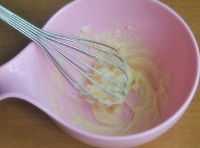 加入糖粉B，抽打均匀。