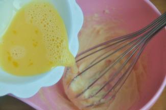 分3次加入蛋液，每一次都要打匀后再加入下一次，直到完全混合均匀。