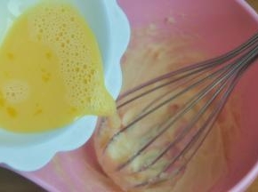 分3次加入蛋液，每一次都要打匀后再加入下一次，直到完全混合均匀。