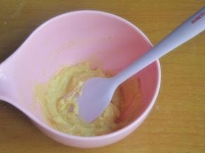 加入杏仁粉混合均匀，杏仁奶油馅就做好了。