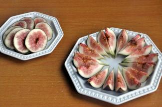 准备无花果5-6个，如图。