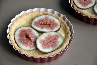 铺上无花果片。