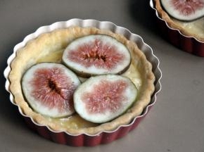 铺上无花果片。