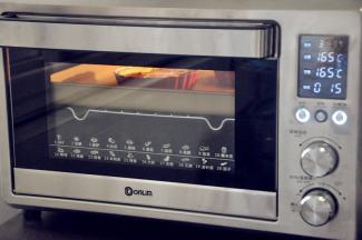 放入预热好的165度烤箱，烘烤15分钟即可。