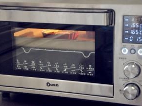 放入预热好的165度烤箱，烘烤15分钟即可。