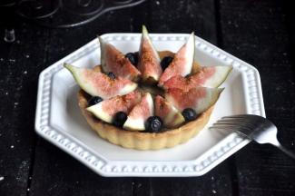 取一些新鲜的无花果块，铺在表层即可。