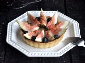 取一些新鲜的无花果块，铺在表层即可。