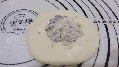 放入芝麻红糖馅