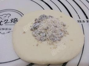 放入芝麻红糖馅