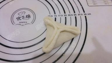 将馅料包好做成三角包