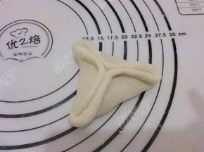 将馅料包好做成三角包