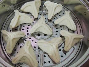 蒸笼刷油，将生坯放入蒸格继续醒发半小时