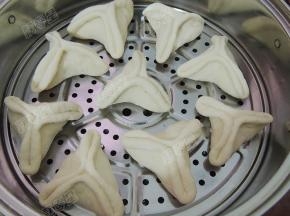 蒸笼刷油，将生坯放入蒸格继续醒发半小时