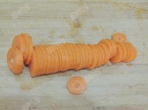 将胡萝卜切成片