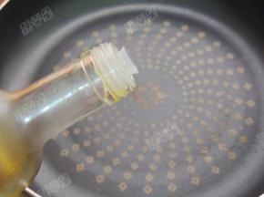 平底锅中放入一点橄榄油