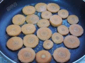 将胡萝卜片放入锅中煎一下