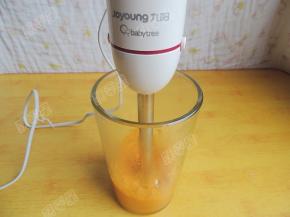 然后将蒸熟的胡萝卜倒入料理棒，用料理棒打成细腻的胡萝卜泥