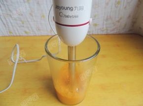 然后将蒸熟的胡萝卜倒入料理棒，用料理棒打成细腻的胡萝卜泥