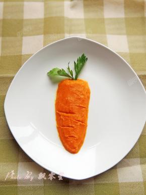 打好的胡萝卜泥可以加入婴儿米粉中给宝宝食用。
为了拍照好看，摆了个胡萝卜的造型，呵呵。。。