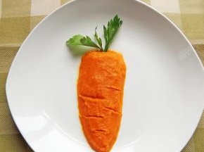 打好的胡萝卜泥可以加入婴儿米粉中给宝宝食用。
为了拍照好看，摆了个胡萝卜的造型，呵呵。。。