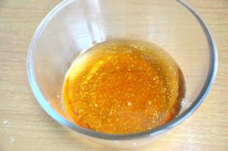 将转化糖浆，花生油倒入打蛋盆，我用的广式月饼预拌粉，所以不需要加枧水。