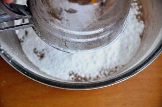 倒入一半的月饼预拌粉。