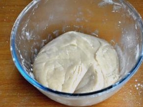 继续倒入剩下的预拌粉，揉捏成团，盖上保鲜膜静置2个半小时以上。