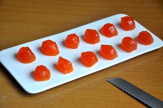 我做的50克月饼，我这个咸蛋黄约16克一个，若放整颗蛋黄会包不住，先切成两半。（我用的袋装真空咸蛋黄，提前泡一天油会比较好）