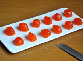 我做的50克月饼，我这个咸蛋黄约16克一个，若放整颗蛋黄会包不住，先切成两半。（我用的袋装真空咸蛋黄，提前泡一天油会比较好）