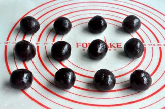 提前准备好豆沙馅，分成22克一个，搓成小球。