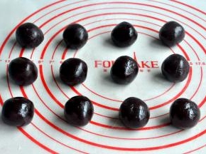 提前准备好豆沙馅，分成22克一个，搓成小球。