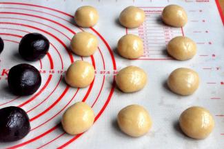 用豆沙把蛋黄包住，搓成圆球。