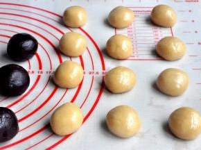 用豆沙把蛋黄包住，搓成圆球。