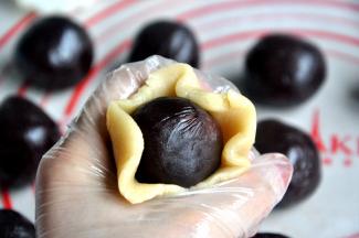 把皮压薄，包裹馅，用虎口一点点把饼皮慢慢的推上去。