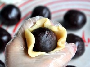 把皮压薄，包裹馅，用虎口一点点把饼皮慢慢的推上去。