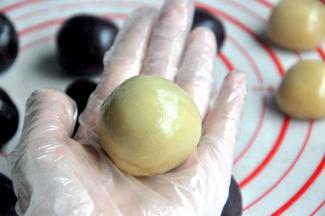 收口后，搓成圆球。